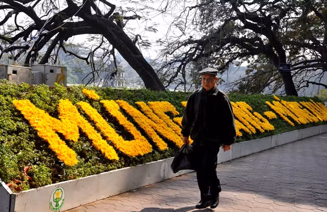 Hà Nội đang rộng ràng đón xuân Giáp Ngọ 2014.