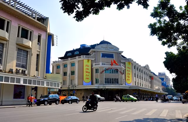Trung tâm thương mại Tràng Tiền Plaza những ngày giáp tết Giáp Ngọ.