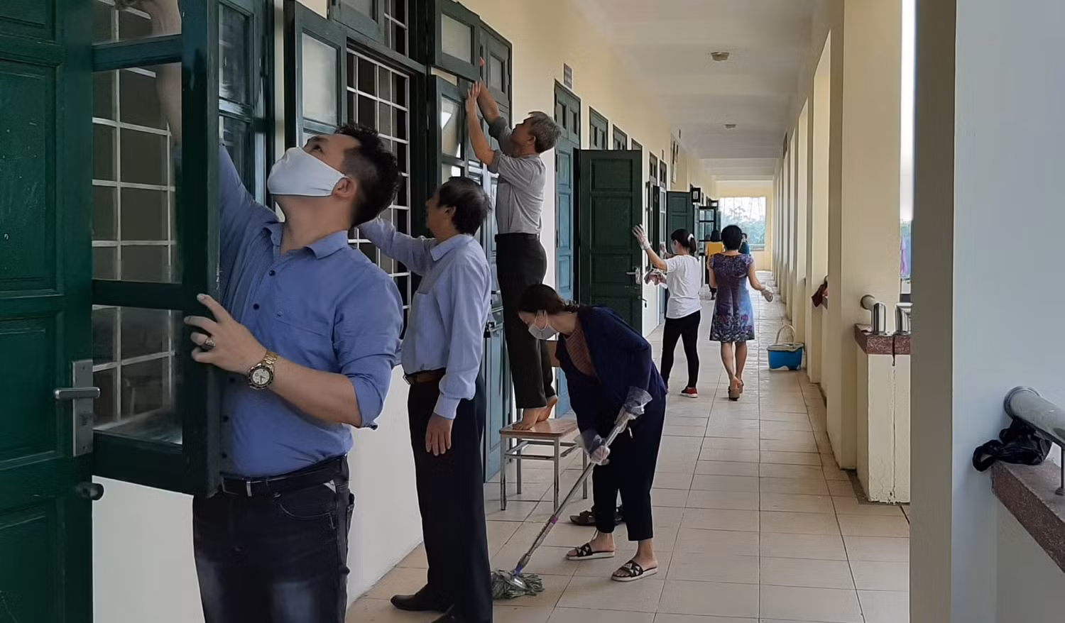 Các thầy cô Trường Trung học cơ sở Biên Giang tham gia lau dọn vệ sinh trường học đón học sinh đi học trở lại (ảnh do nhà trường cung cấp). Các thầy cô Trường Trung học cơ sở Biên Giang tham gia lau dọn vệ sinh trường học đón học sinh đi học trở lại (ảnh do nhà trường cung cấp).