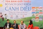 Giáo sư Nguyễn Minh Thuyết, người thứ 2 từ trái sang (ảnh Thùy Linh).
