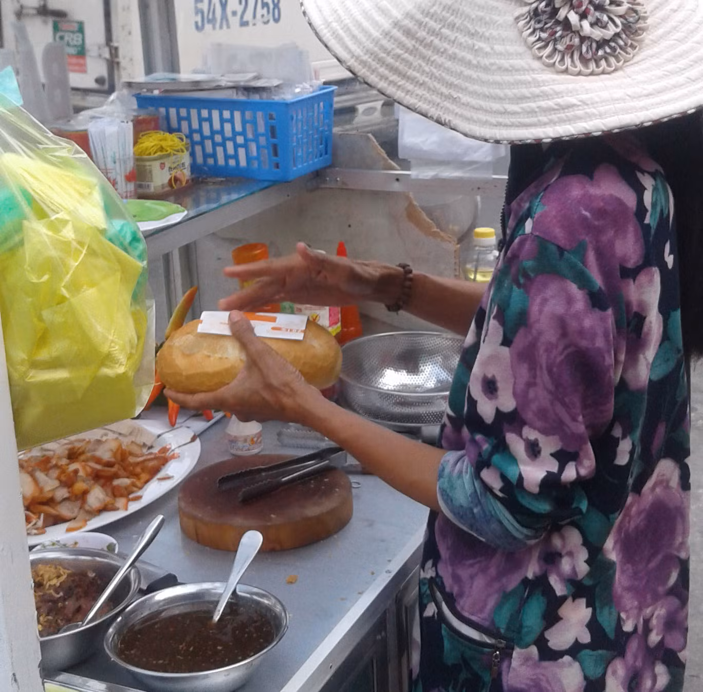Dùng giấy lịch gói bánh mì cũng nguy hiểm vì loại giấy này đã qua sử dụng nên có thể có nhiều vi khuẩn. Dùng giấy lịch gói bánh mì cũng nguy hiểm vì loại giấy này đã qua sử dụng nên có thể có nhiều vi khuẩn.