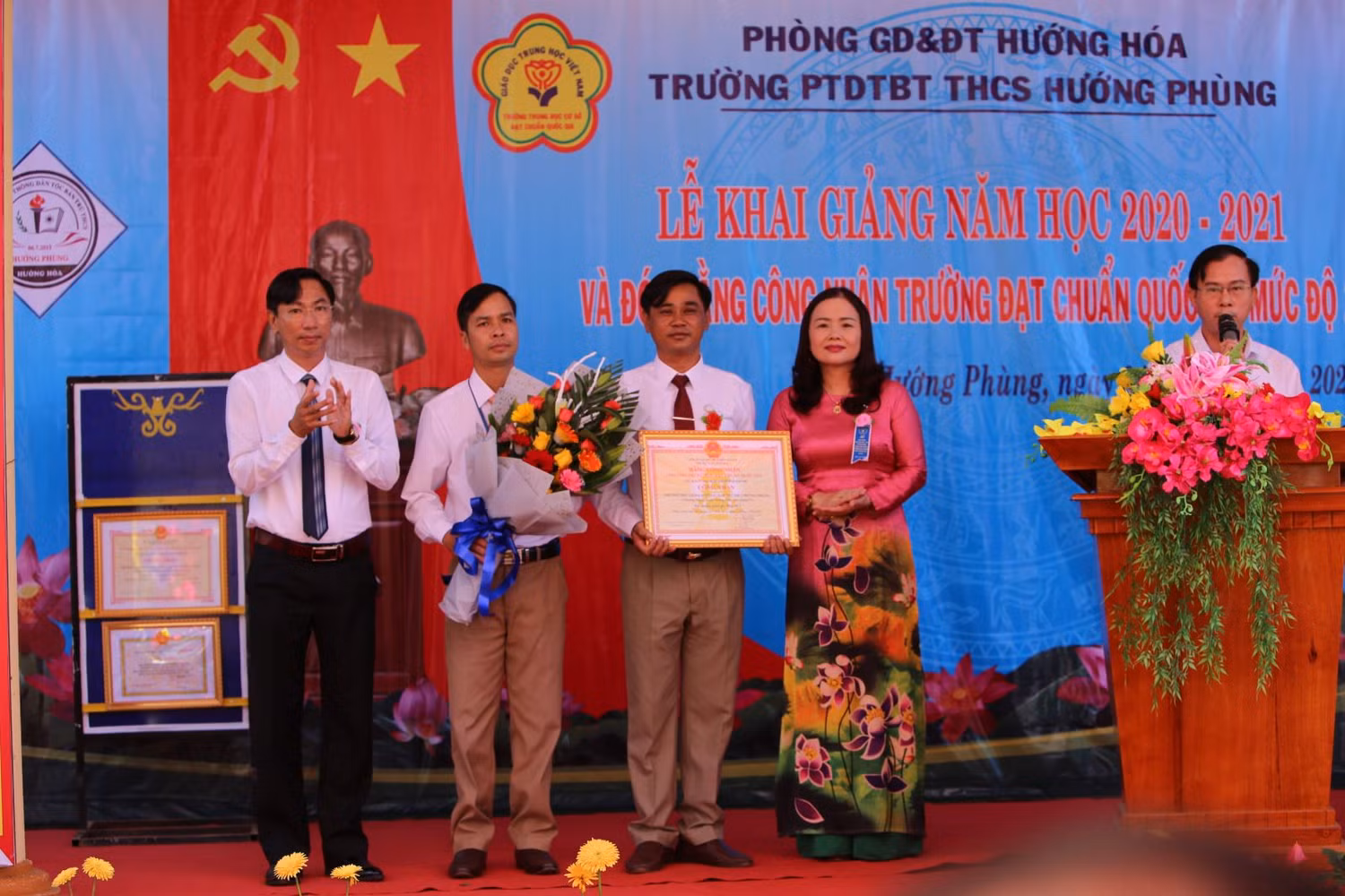 Bà Lê Thị Hương - Giám đốc Sở Giáo dục và Đào tạo Quảng Trị trao chứng nhận Trung học cơ sở Hướng Phùng đạt danh hiệu trường chuẩn mức độ 2. Ảnh: QT.tv