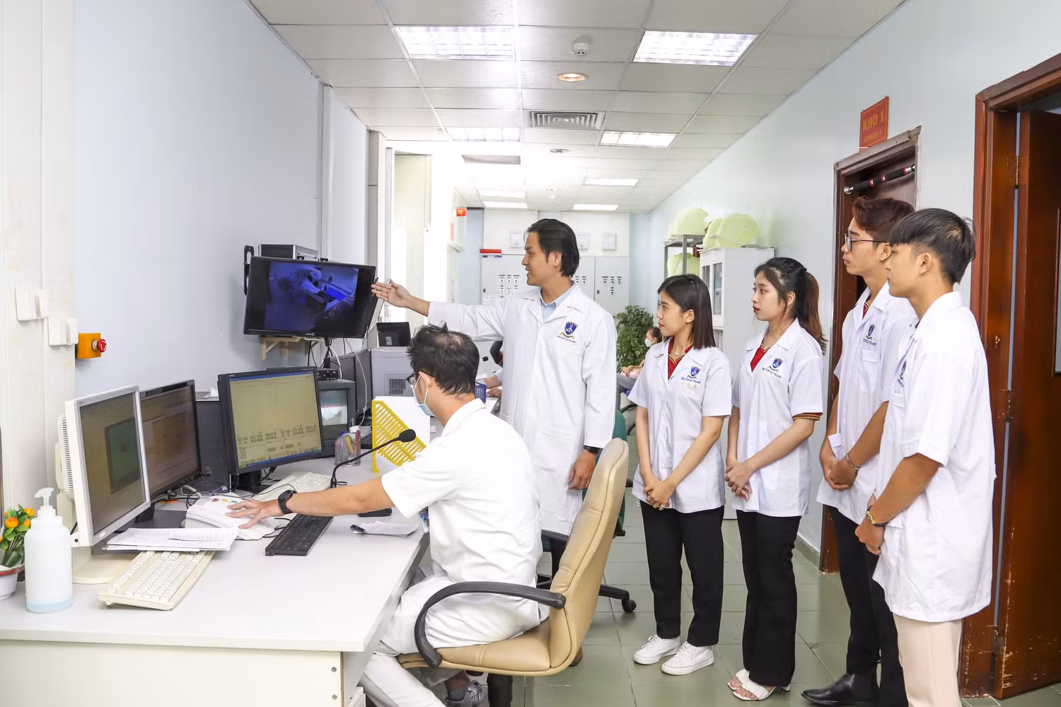 Hình ảnh sinh viên ngành Vật lý Y khoa, Trường Đại học Nguyễn Tất Thành trong giờ thực hành tại bệnh viện. (Ảnh: website nhà trường)