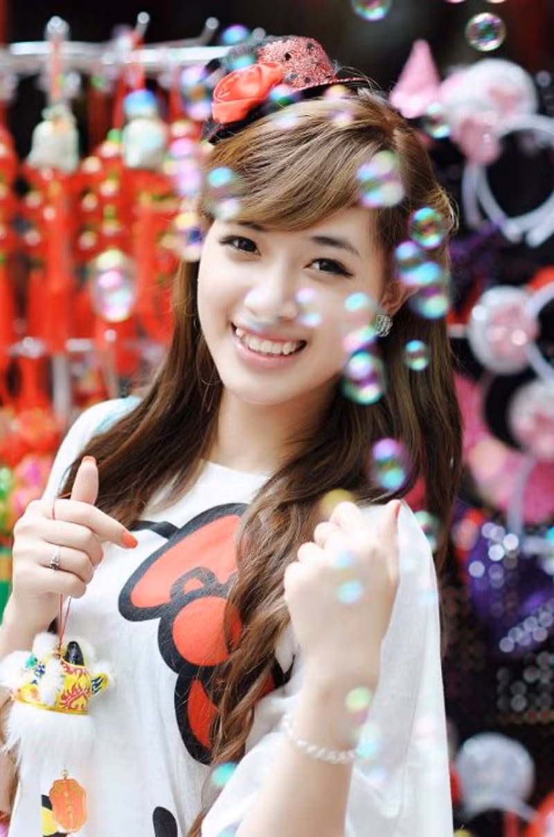 Ngoài công việc của một model, Hà Min còn tham gia đóng phim Hoa Phượng trắng và một số quảng cáo truyền hình.