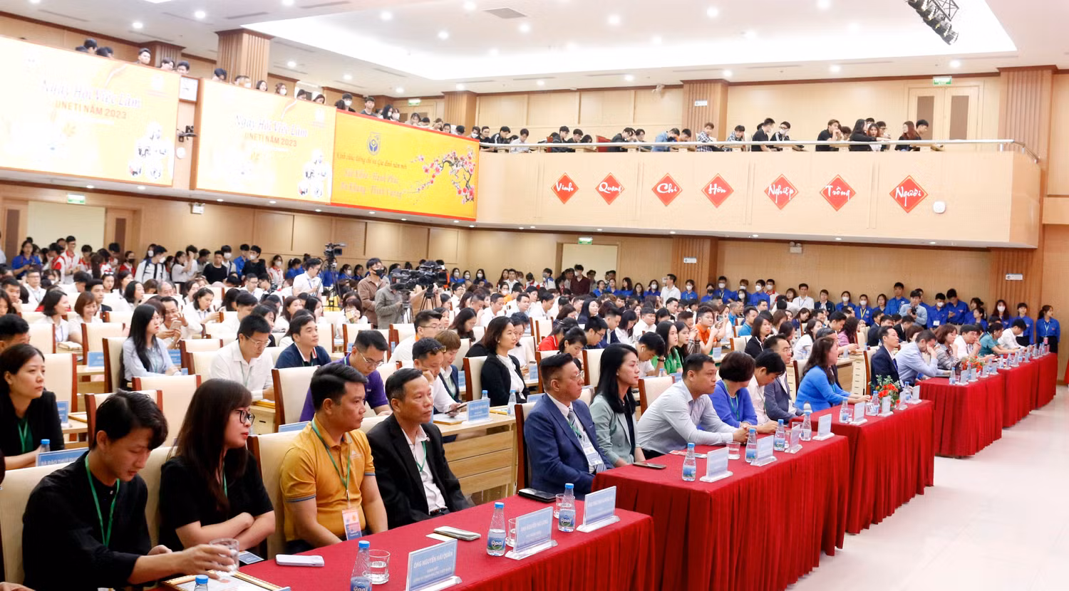 Toàn cảnh lễ khai mạc. Toàn cảnh lễ khai mạc.