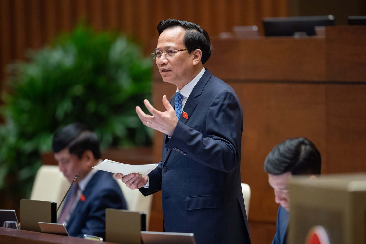 Bộ trưởng Bộ Lao động - Thương binh và Xã hội trả lời chất vấn. Ảnh: quochoi.vn.
