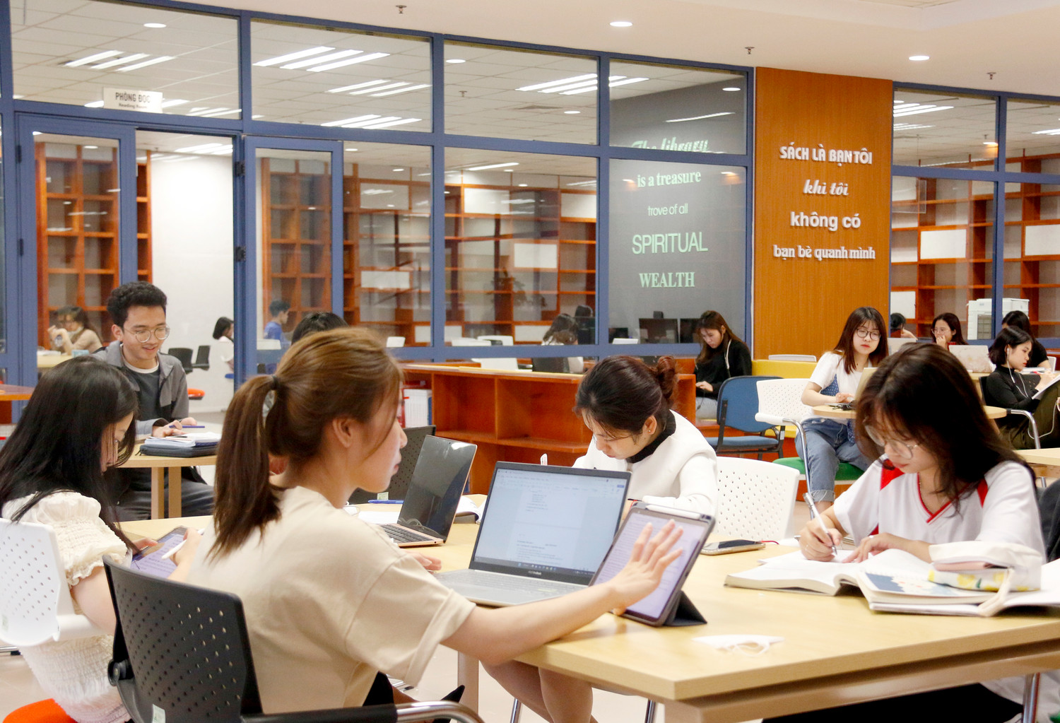 Cơ cấu đào tạo đại học ngày càng chú trọng chất lượng và hiệu quả hơn, đào tạo đáp ứng nhu cầu người học, đáp ứng nhu cầu thực tế của xã hội. Ảnh: Thủy Tiên.