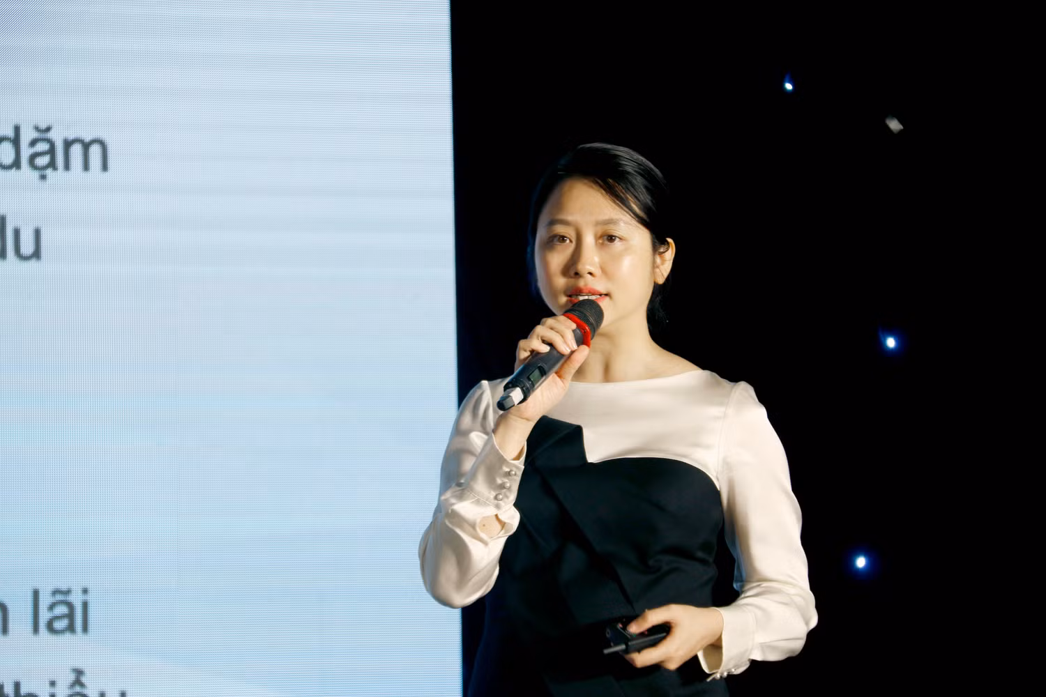 Bà Lê Thùy Nhung - Phó Giám đốc Trung tâm Kinh doanh bán lẻ VietinBank chia sẻ về gói sản phẩm dành riêng cho Cen Academy. Bà Lê Thùy Nhung - Phó Giám đốc Trung tâm Kinh doanh bán lẻ VietinBank chia sẻ về gói sản phẩm dành riêng cho Cen Academy.