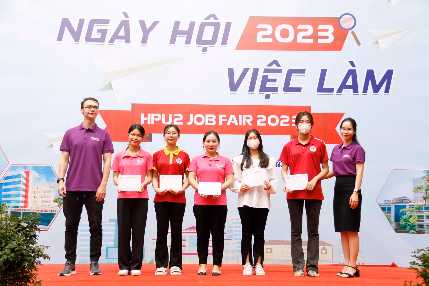 Các đơn vị tài trợ trao học bổng cho sinh viên vượt khó.