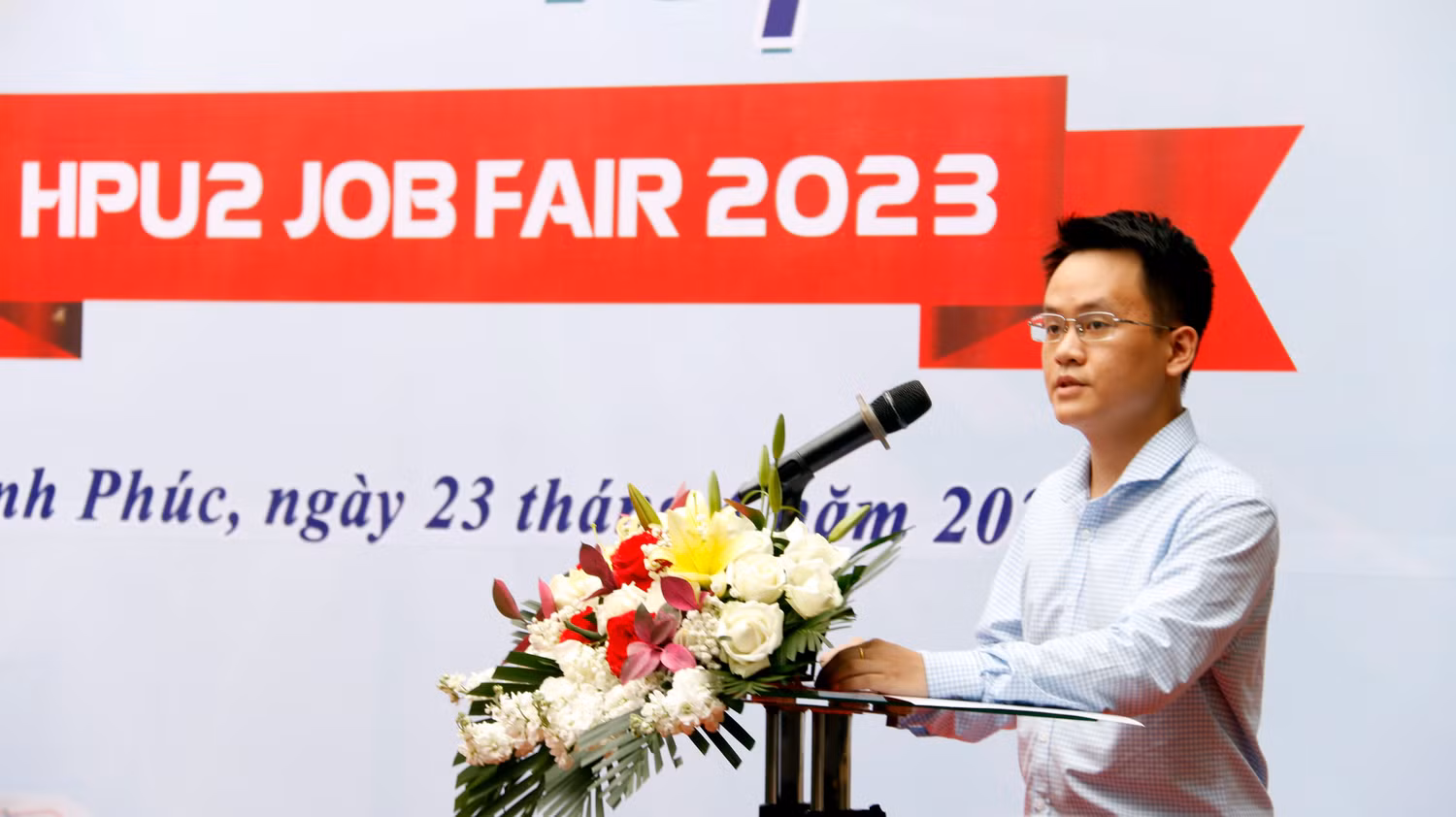 Đại diện cho sinh viên Trường Đại học Sư phạm Hà Nội 2, nam sinh Lê Huy - K45C Toán phát biểu chia sẻ cảm nghĩ.