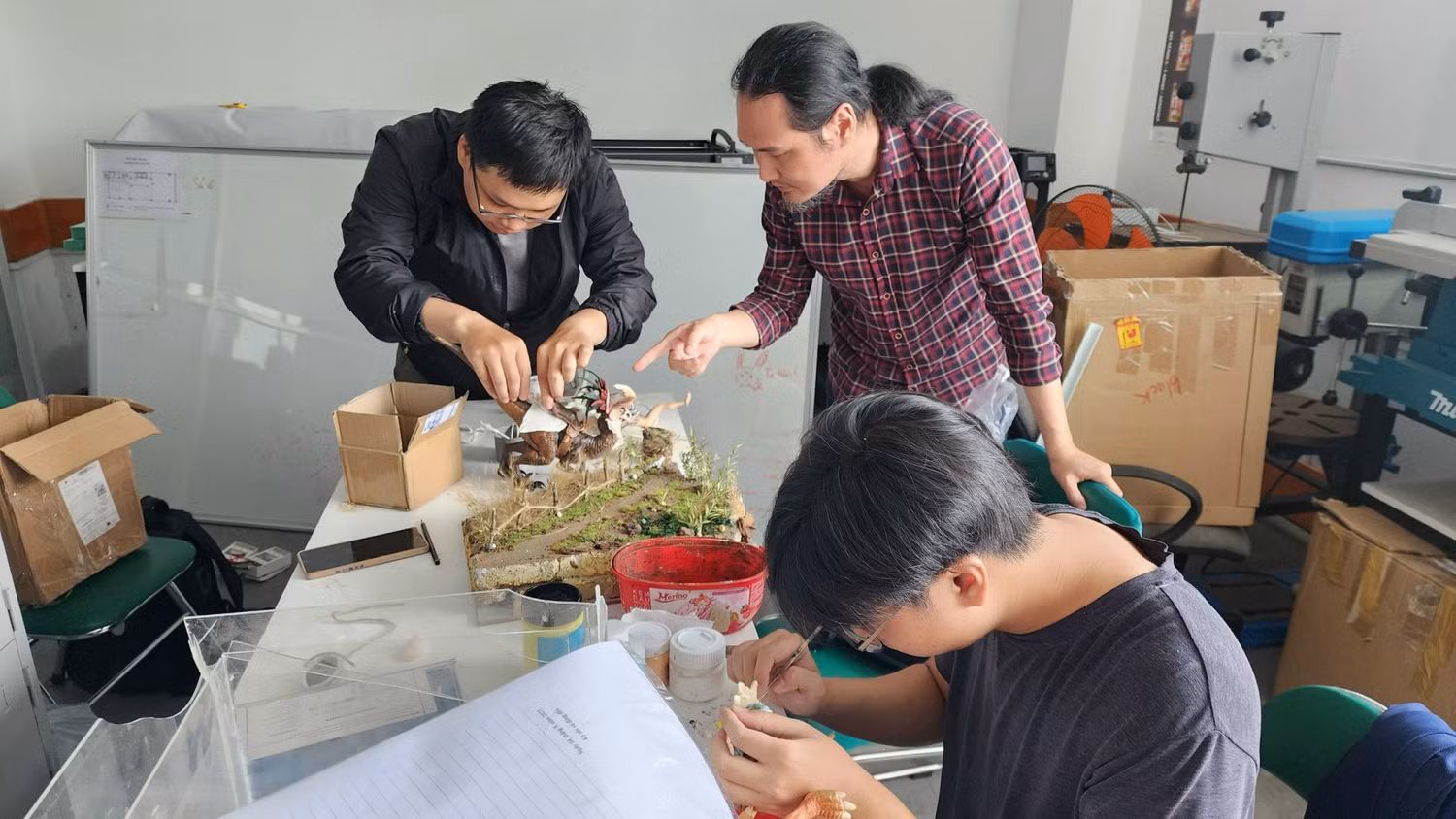 Thầy Phan Vũ Linh - Giám đốc chương trình ngành Nghệ thuật số, Khoa Thiết kế và Nghệ thuật (Trường Đại học Hoa Sen) hướng dẫn sinh viên môn Thực tập nghề nghiệp. Ảnh: NVCC.