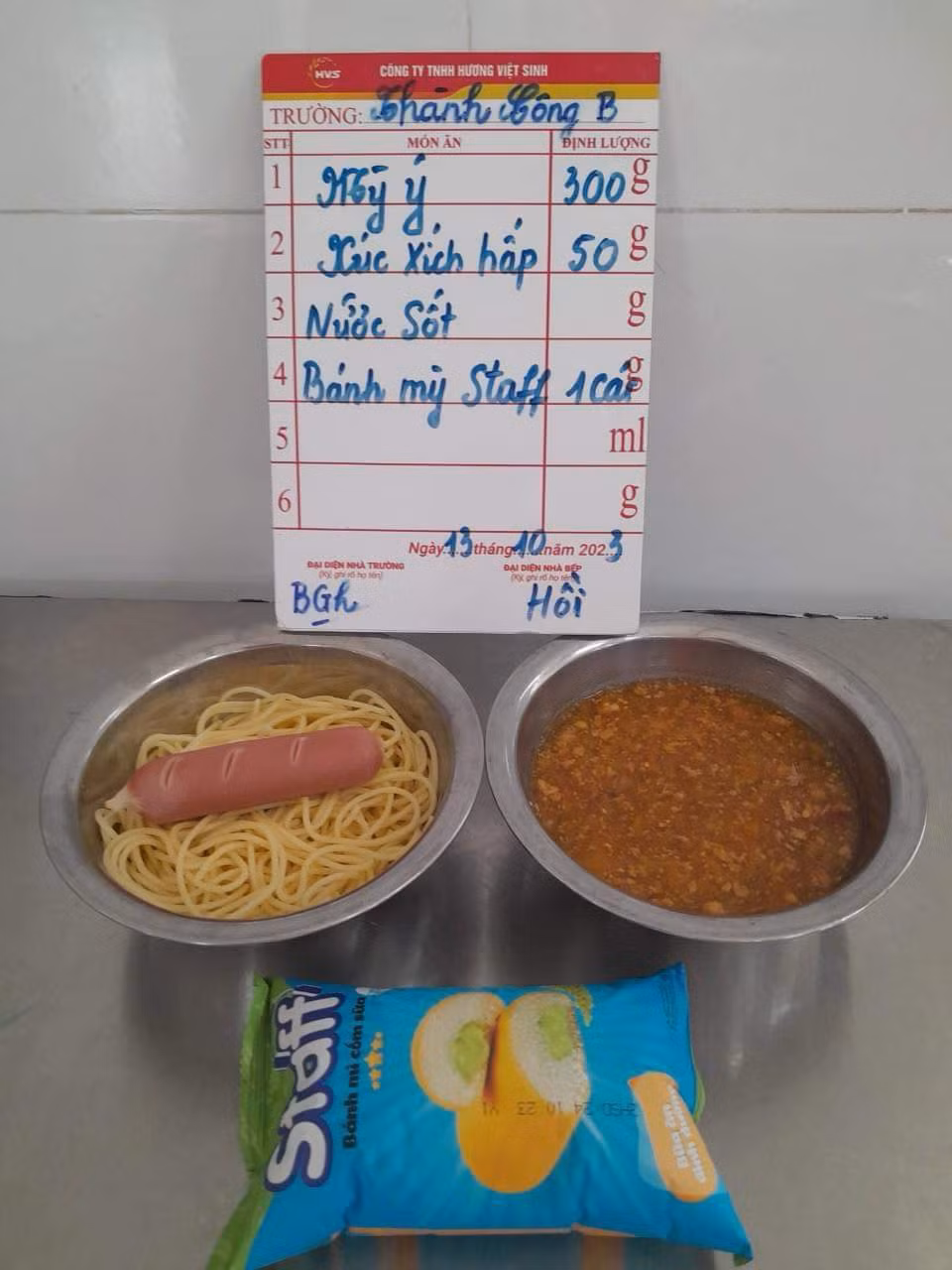 Thực đơn ngày 13/10 của học sinh Trường Tiểu học Thành Công B. Ảnh: Phụ huynh cung cấp. Thực đơn ngày 13/10 của học sinh Trường Tiểu học Thành Công B. Ảnh: Phụ huynh cung cấp.