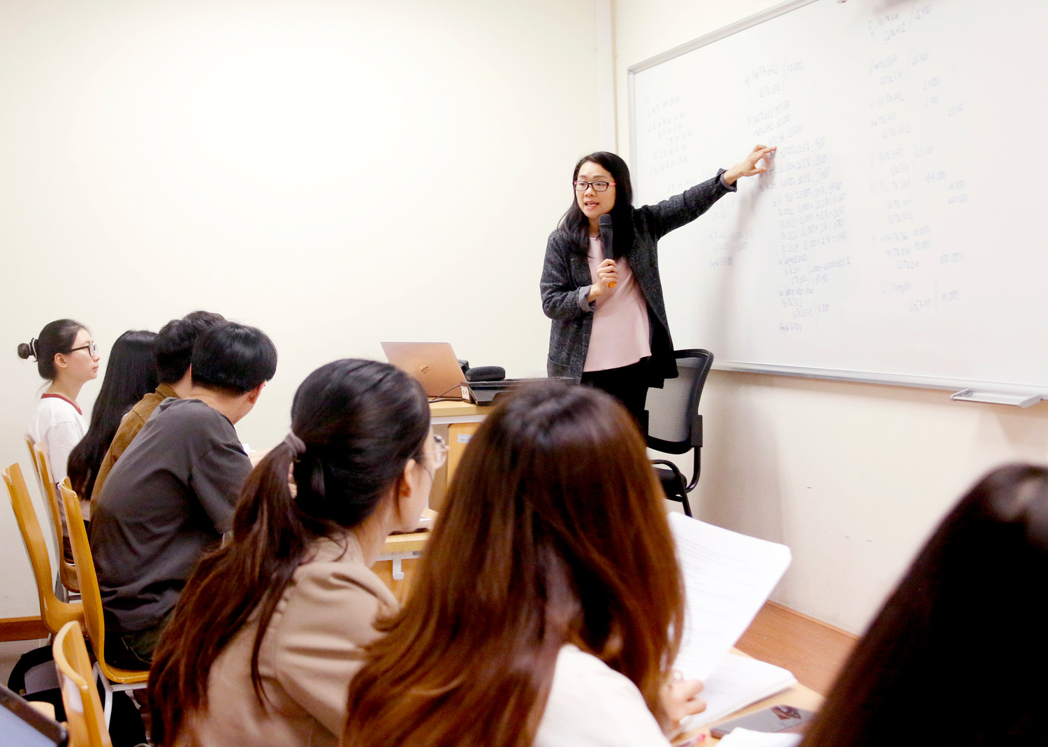Cơ chế quản lý đối với các cơ sở giáo dục đại học tự chủ hiện nay chưa được phân định thực sự rõ ràng. Ảnh: Thủy Tiên.