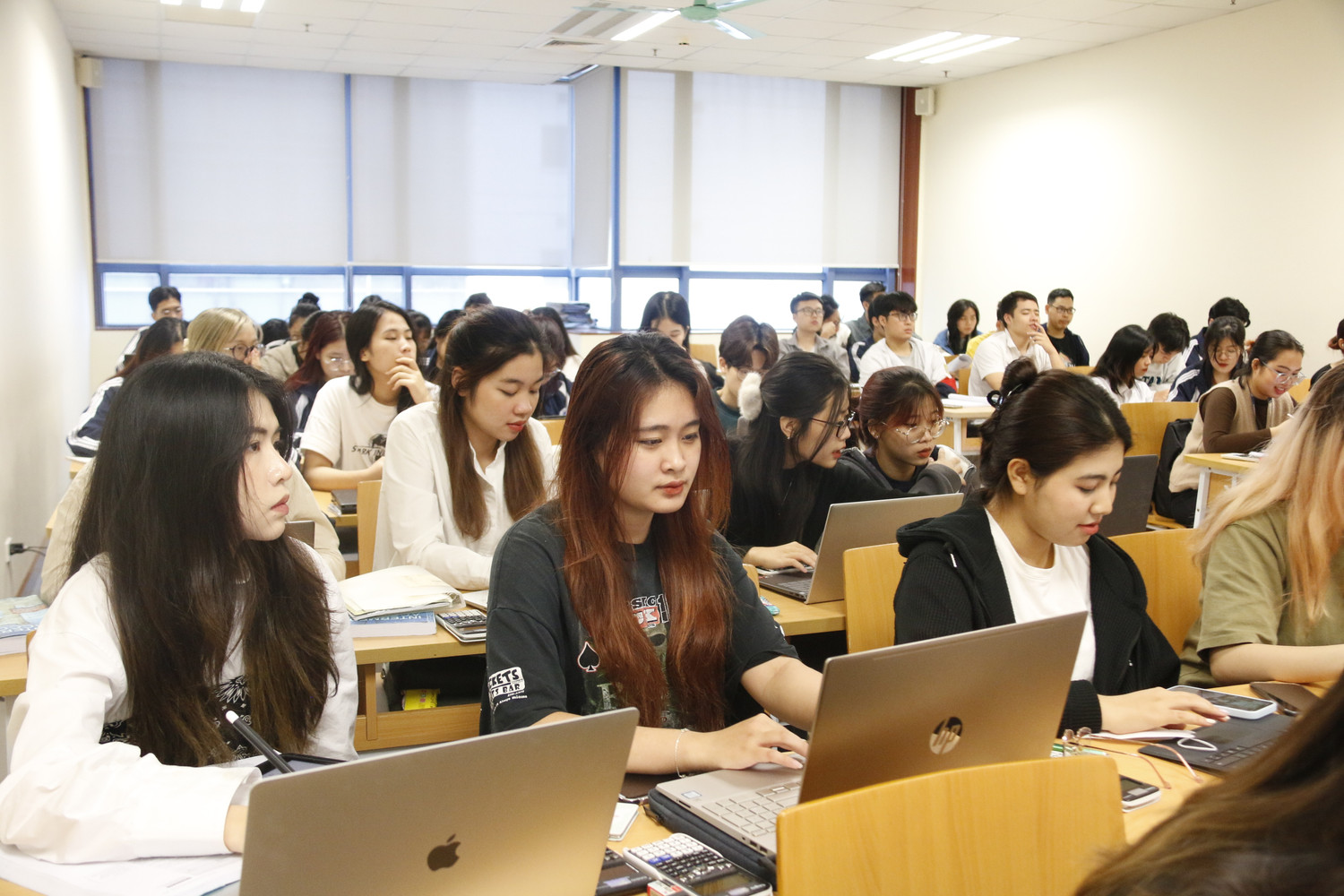 Sinh viên Trường Đại học Kinh tế Quốc dân. Ảnh: Mộc Trà.