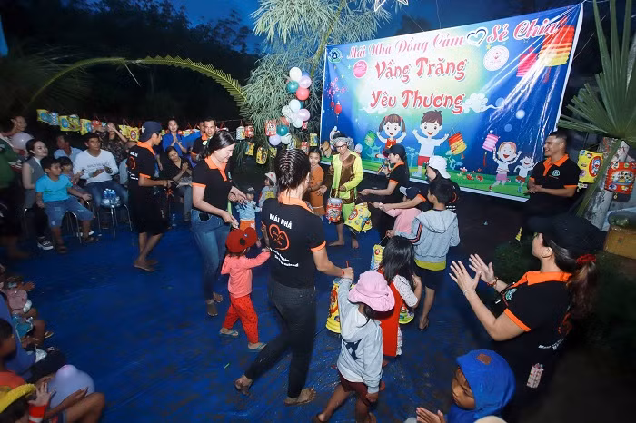 Các em nhỏ được cùng nhau chơi đùa vui vẻ bên chú Cuội, chị Hằng (Ảnh: tác giả cung cấp). Các em nhỏ được cùng nhau chơi đùa vui vẻ bên chú Cuội, chị Hằng (Ảnh: tác giả cung cấp).