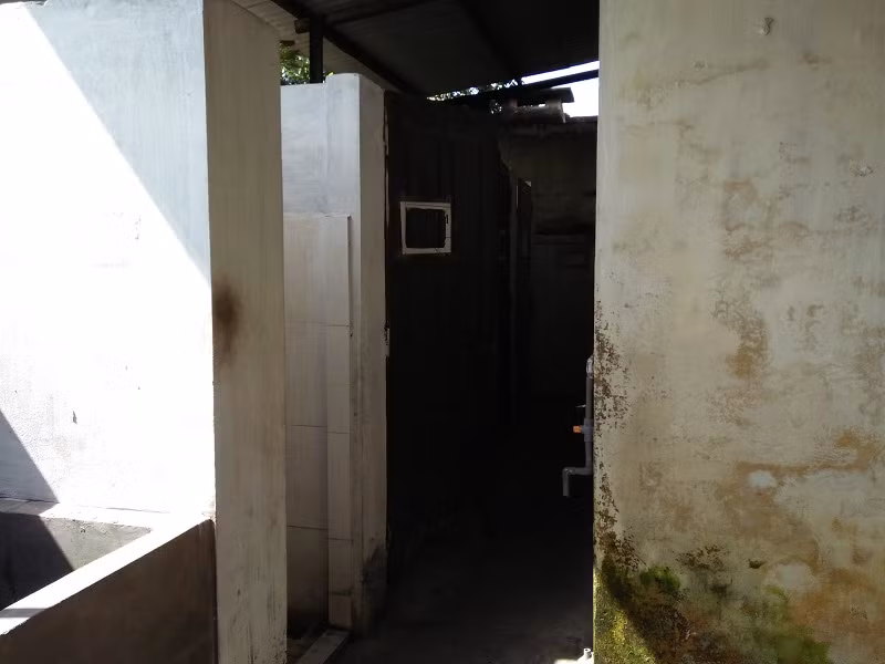 Bộ Giáo dục làm cách nào “giải quyết dứt điểm” những nhà vệ sinh này? (Ảnh: tác giả cung cấp).