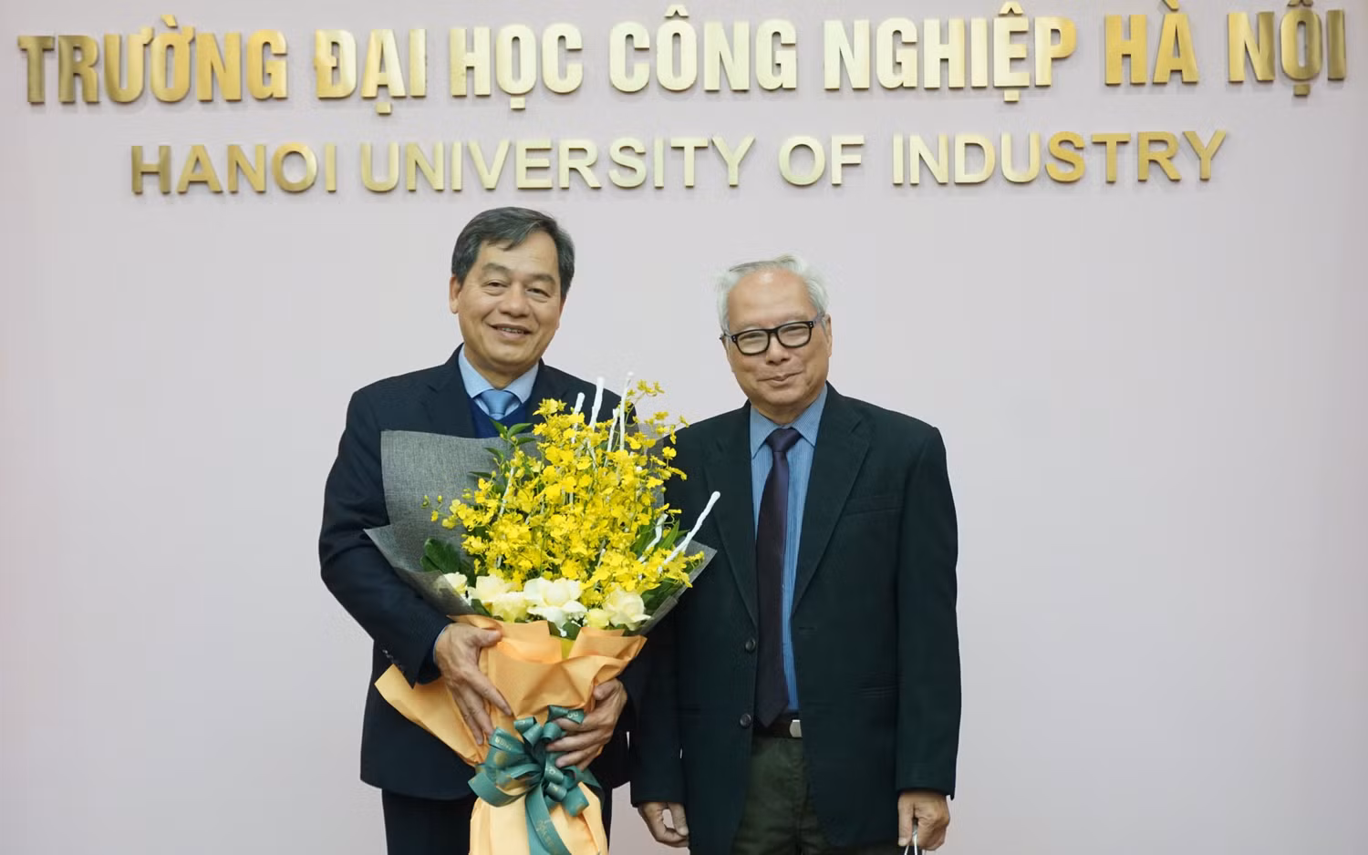 Cũng trong sáng ngày 05/1, Tiến sĩ Lê Viết Khuyến - đại diện Hiệp hội Các trường đại học cao đẳng Việt Nam đã trao kỷ niệm chương vì sự nghiệp giáo dục đại học, cao đẳng Việt Nam và tặng hoa chúc mừng cho Phó Giáo sư, Tiến sĩ Trần Đức Qúy – Hiệu trưởng Trường Đại học Công nghiệp Hà Nội chia sẻ tại tọa đàm (Ảnh: Linh Trang)