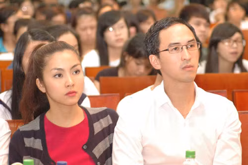 Cô rất chăm chú lắng nghe bố chồng chia sẻ bên cạnh Louis Nguyễn