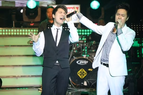 Đôi bạn thân cùng song ca ca khúc Con đường tình yêu. Song song đó, Đăng Khôi còn thể hiện bản Remix của bài hát Cô bé mùa đông.