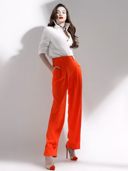 Mới đây, Hồ Ngọc Hà được tạp chí F mời thực hiện bộ ảnh thời trang với nhiều phong cách khác nhau, khi thì năng động...