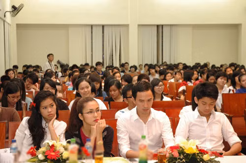 Tăng Thanh Hà và chồng, em chồng ở hàng ghế khách mời