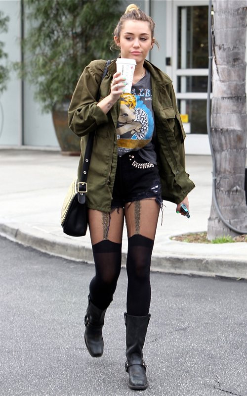 Miley Cyrus vừa lên tiếng "nhiệt liệt" ủng hộ hôn nhân đồng giới, thậm chí cô nàng còn muốn pháp luật thừa nhận việc đăng kí kết hôn này. "Mọi người dân Mỹ cần có quyền tự do và bình đẳng như nhau. Hôn nhân đồng giới cần được pháp luật công nhận". Miley Cyrus vừa lên tiếng "nhiệt liệt" ủng hộ hôn nhân đồng giới, thậm chí cô nàng còn muốn pháp luật thừa nhận việc đăng kí kết hôn này. "Mọi người dân Mỹ cần có quyền tự do và bình đẳng như nhau. Hôn nhân đồng giới cần được pháp luật công nhận".