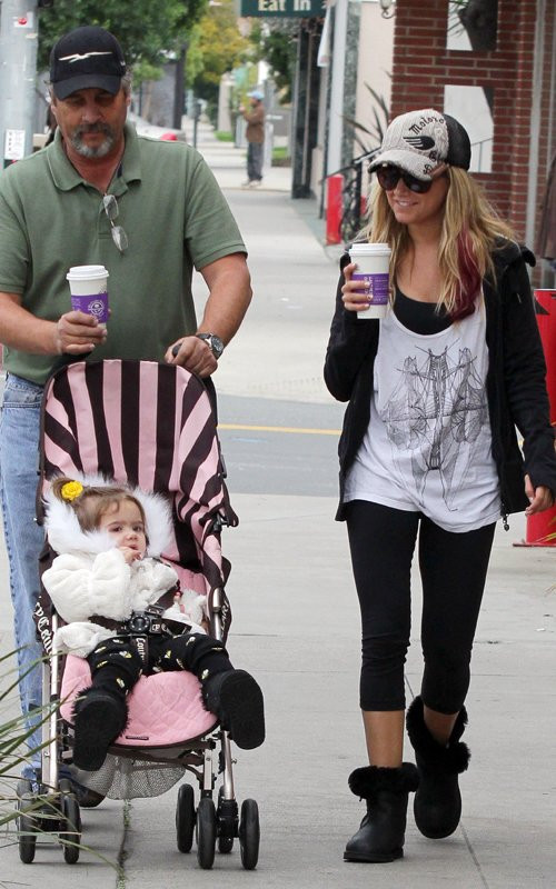 Bên cạnh công việc, Ashley Tisdale cũng dành thời gian đi chơi cùng với gia đình mình. Bố Mike, cháu gái Mikayla và Ashley cùng đến quán Coffee Bean và Tea Leaf ở Los Angeles hôm thứ 3. Bên cạnh công việc, Ashley Tisdale cũng dành thời gian đi chơi cùng với gia đình mình. Bố Mike, cháu gái Mikayla và Ashley cùng đến quán Coffee Bean và Tea Leaf ở Los Angeles hôm thứ 3.