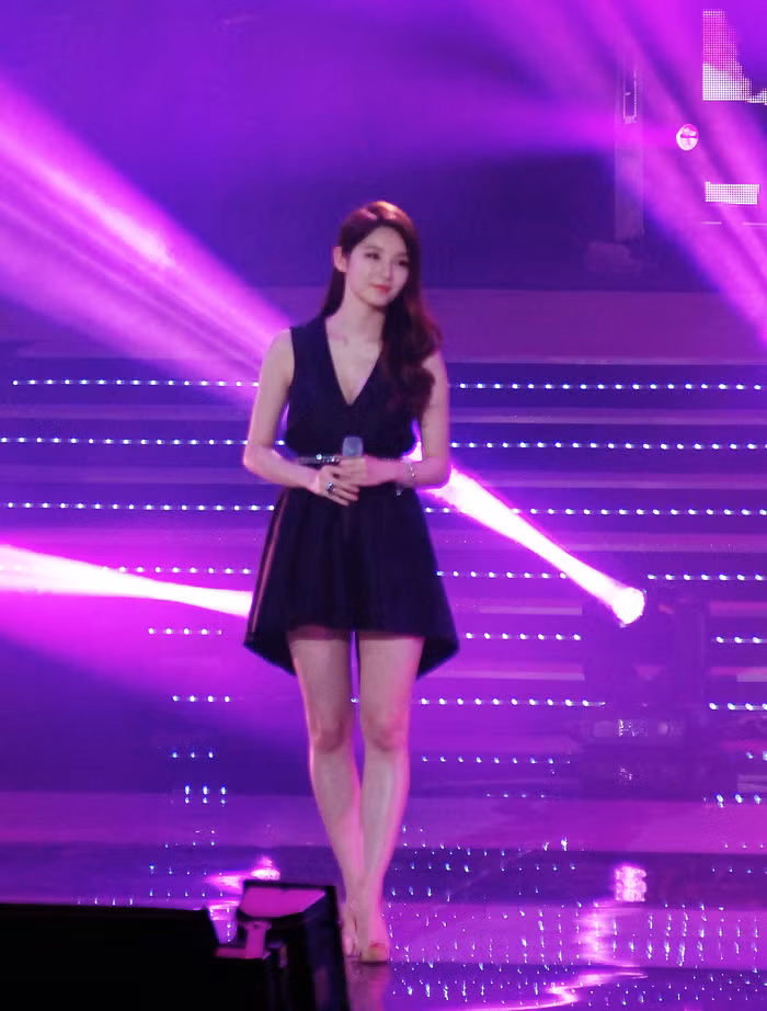 Kang Min Kyung (Davichi) xinh ngất ngây trên sân khấu khiến các fan hò reo không ngớt.