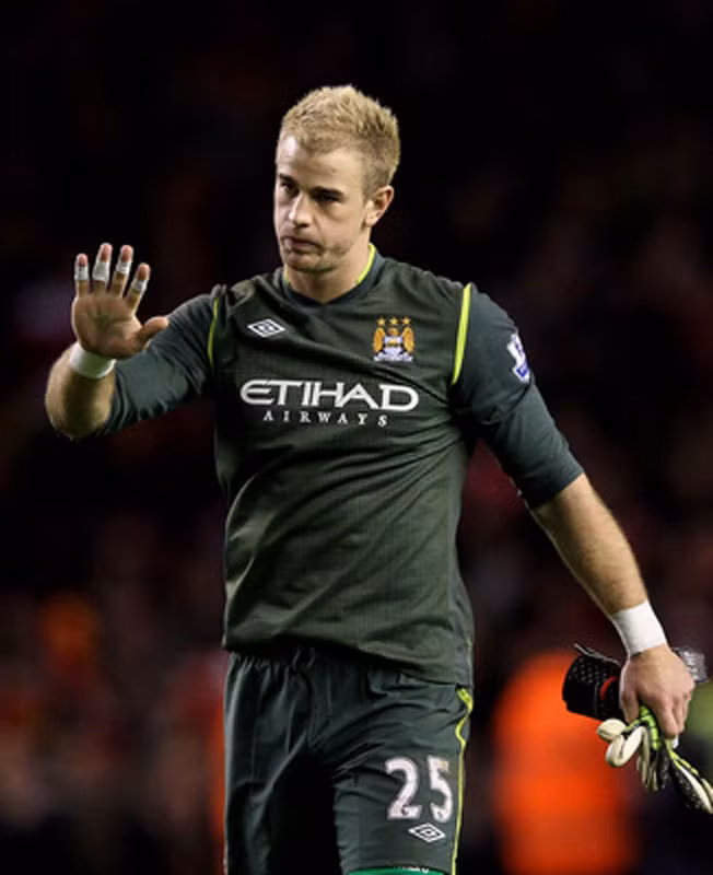 1. Joe Hart: sự bền bỉ của Joe Hart là rất đáng nể phục đối với một thủ môn trẻ tuổi và chơi tại một đội bóng lớn. Từ khi thay thế đàn anh Shay Given, Hart luôn tỏ ra vững chãi trong khung thành và có vai trò cực kỳ quan trọng trong sự thành công của Man City. 1. Joe Hart: sự bền bỉ của Joe Hart là rất đáng nể phục đối với một thủ môn trẻ tuổi và chơi tại một đội bóng lớn. Từ khi thay thế đàn anh Shay Given, Hart luôn tỏ ra vững chãi trong khung thành và có vai trò cực kỳ quan trọng trong sự thành công của Man City.