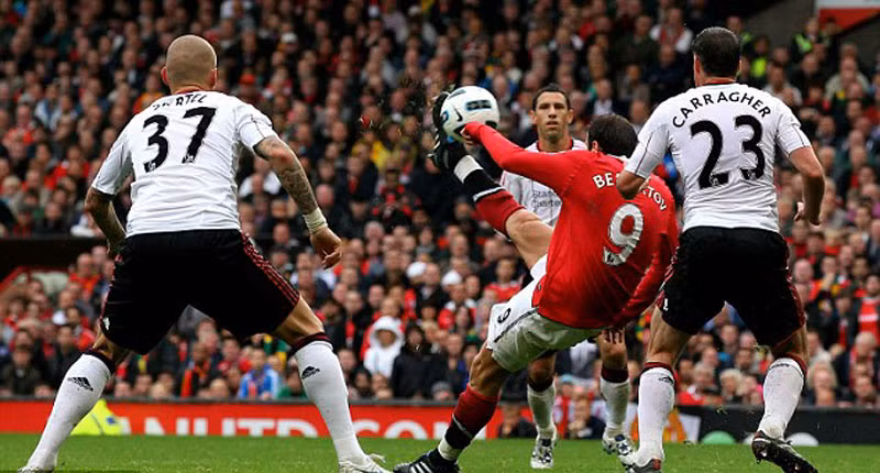 Manchester United 3-2 Liverpool (19/9/2010) - “Berbatop”: Một cú đúp của Berbatov đưa Man Utd dẫn trước, trong đó cú ngả bàn đèn ở bàn thắng thứ hai là một trong những pha dứt điểm đẹp nhất mùa bóng. Steven Gerrard tận dụng những sai lầm của hàng thủ chủ nhà để san bằng tỷ số, nhưng một cú đánh đầu ở cuối trận của Berbatov giúp anh hoàn tất cú hat-trick và ấn định thắng lợi 3-2.