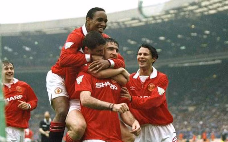 Manchester United 2-2 Liverpool (1/10/1995) và Manchester United 1-0 Liverpool (11/5/1996) - “Nhà vua” tái sinh: Eric Cantona kết thúc án treo giò 8 tháng sau cú kung-fu vào một CĐV Crystal Palace, và anh trở lại ngay trong trận đấu với Liverpool. Nicky Butt giúp Quỷ Đỏ dẫn trước, nhưng Robbie Fowler lập một cú đúp để lật ngược thế trận. Tuy vậy phút 71 MU được hưởng một quả phạt đền, và Cantona đánh dấu sự trở lại khi ấn định tỷ số hòa 2-2. Cuối mùa giải đó, hai đội lại gặp nhau trong trận chung kết FA Cup, và Cantona một lần nữa làm người hùng với cú vô-lê đánh bại David James.