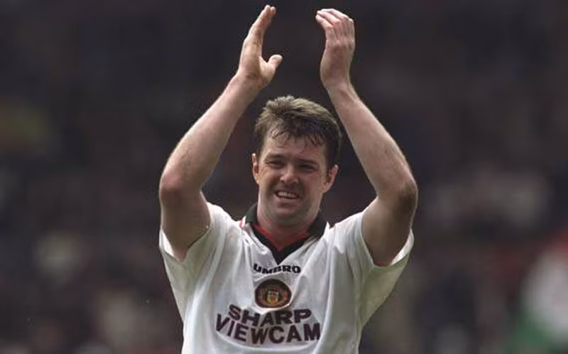 Liverpool 1-3 Manchester United (6/12/1997) - Trận đấu của 4 cú đánh đầu: Mới chỉ tháng 12 nhưng đó đã được xem như là trận đấu then chốt của Premier League mùa 97/98. Gary Pallister bật cao nhất để đưa MU dẫn bàn trước khi John Barnes gỡ hòa trong một phút bất cẩn của Peter Schmeichel. Pallister lại đánh đầu để giúp đội chủ nhà có lợi thế trước giờ giải lao, và Andy Cole ấn định tỷ số với một cú đánh đầu khác sau sai lầm của David James.