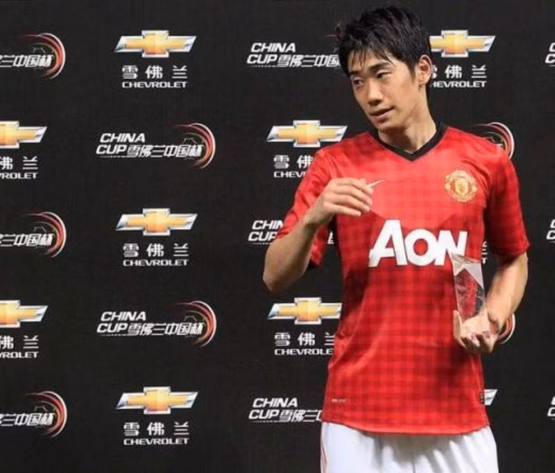 Với số tiền thu được 70 triệu bảng/năm, Man Utd sẽ có thêm nhiều điều kiện để tham gia vào thị trường chuyển nhượng hơn khi cần. Trung bình mỗi năm Quỷ Đỏ dôi ra 60 – 80 triệu bảng lợi nhuận hoạt động thì trong đó khoảng hơn 75% được đưa vào ngân sách mua sắm cầu thủ cho Sir Alex Ferguson, do vậy khoản thu mới này sẽ tăng ngân sách lên đáng kể.