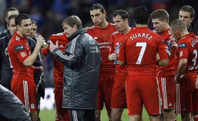 Kenny Dalglish dặn dò các học trò trước hiệp phụ Kenny Dalglish dặn dò các học trò trước hiệp phụ