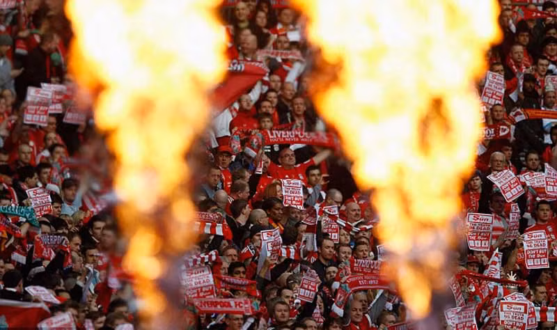 Fan Liverpool đốt biểu ngữ để phản đối tờ The Sun Fan Liverpool đốt biểu ngữ để phản đối tờ The Sun
