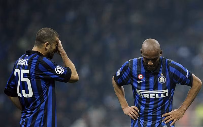 2 năm sau ngày đoạt cú ăn Ba lịch sử, Inter đã bị bật bãi ngay ở vòng 1/16 Champions League