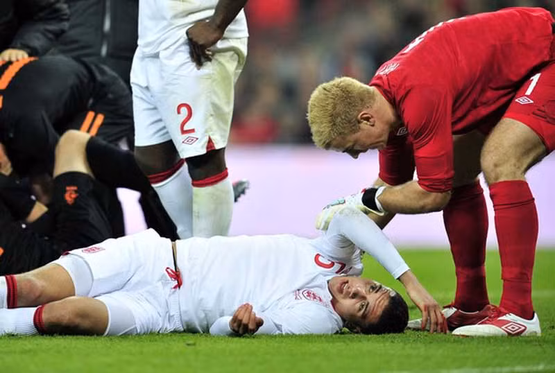 Ferguson cũng cho biết trường hợp của Chris Smalling, người bị chấn thương đầu sau khi va chạm với Klaas Jan-Huntelaar hôm thứ Tư vừa rồi, sẽ được quyết định vào ngày hôm nay. Michael Owen đã quay trở lại tập luyện nhưng sẽ là quá sớm để lão tướng này ra sân. Tom Cleverley cùng Antonio Valencia vẫn đang dưỡng thương nên không thể đi xuống thủ đô.