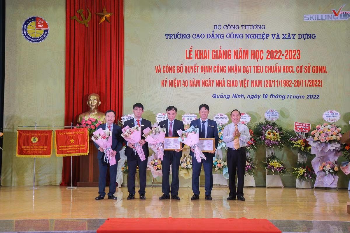 Trường Cao đẳng Công nghiệp và Xây dựng được trao Giấy chứng nhận chuẩn kiểm định cơ sở giáo dục nghề nghiệp cùng đạt chuẩn kiểm định chương trình đào tạo do Bộ Lao động - Thương binh và Xã hội ban hành (Ảnh: CTV) Trường Cao đẳng Công nghiệp và Xây dựng được trao Giấy chứng nhận chuẩn kiểm định cơ sở giáo dục nghề nghiệp cùng đạt chuẩn kiểm định chương trình đào tạo do Bộ Lao động - Thương binh và Xã hội ban hành (Ảnh: CTV)