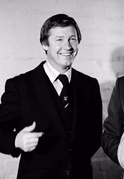 Alex Ferguson sau trận thắng ở vòng 1 UEFA Cup của Aberdeen trước Ipswich Town năm 1981. Alex Ferguson sau trận thắng ở vòng 1 UEFA Cup của Aberdeen trước Ipswich Town năm 1981.