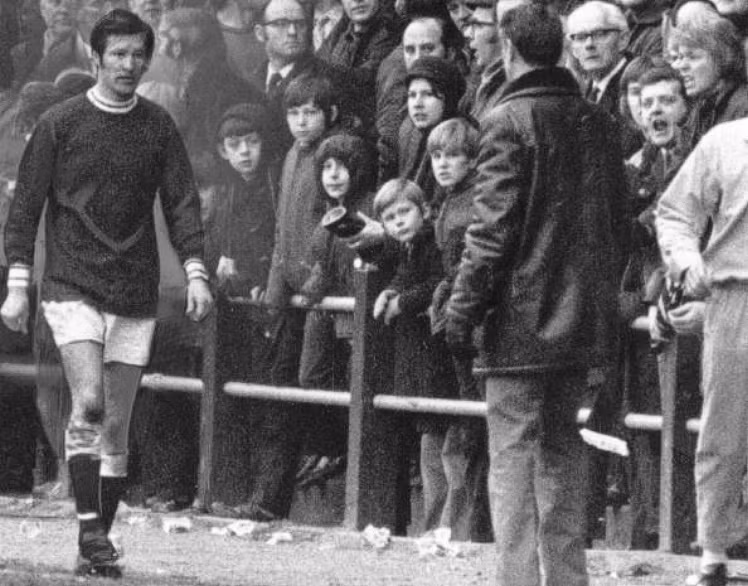 Tháng 2/1972. Alex Ferguson đi về phía HLV Cunningham của Falkirk sau khi bị truất quyền thi đấu trong trận gặp đội bóng cũ St. Johnstone. Tháng 2/1972. Alex Ferguson đi về phía HLV Cunningham của Falkirk sau khi bị truất quyền thi đấu trong trận gặp đội bóng cũ St. Johnstone.