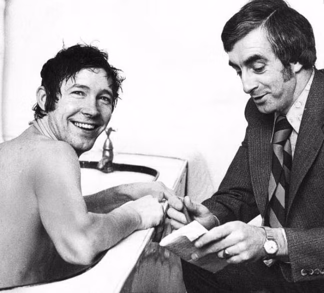 Alex Ferguson năm 1976. Ông lúc này là HLV của St. Mirrens, bên phải ông là trợ lý Proven. Ferguson lúc này còn điều hành 2 quán rượu, và trợ lý Proven cũng là đại diện cho một hãng Whisky. Alex Ferguson năm 1976. Ông lúc này là HLV của St. Mirrens, bên phải ông là trợ lý Proven. Ferguson lúc này còn điều hành 2 quán rượu, và trợ lý Proven cũng là đại diện cho một hãng Whisky.