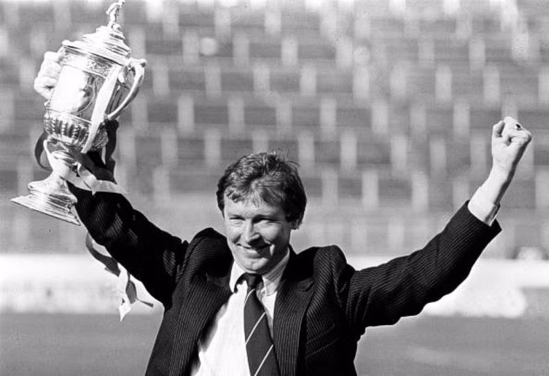 Alex Ferguson giương cao chức vô địch Cúp QG Scotland ngày 22/5/1982, sau khi Aberdeen đánh bại Glasgow Rangers 4-1. Chức vô địch này vô cùng quan trọng với sự nghiệp của ông, bởi những sự kiện diễn ra một năm sau. Alex Ferguson giương cao chức vô địch Cúp QG Scotland ngày 22/5/1982, sau khi Aberdeen đánh bại Glasgow Rangers 4-1. Chức vô địch này vô cùng quan trọng với sự nghiệp của ông, bởi những sự kiện diễn ra một năm sau.