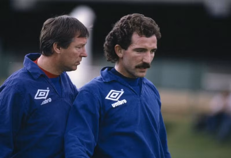 Alex Ferguson cùng với thủ quân Graeme Souness của Aberdeen, người sau này trở thành huấn luyện viên. Bức ảnh chụp tháng 12/1985, 1 năm trước khi Ferguson rời Aberdeen và tới Manchester United. Alex Ferguson cùng với thủ quân Graeme Souness của Aberdeen, người sau này trở thành huấn luyện viên. Bức ảnh chụp tháng 12/1985, 1 năm trước khi Ferguson rời Aberdeen và tới Manchester United.