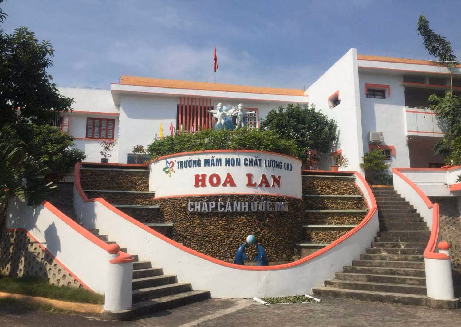Trường mầm non Hoa Lan cho rằng ra thông báo phạt vì một số phụ huynh chậm nộp tiền. Ảnh: Đ.T Trường mầm non Hoa Lan cho rằng ra thông báo phạt vì một số phụ huynh chậm nộp tiền. Ảnh: Đ.T