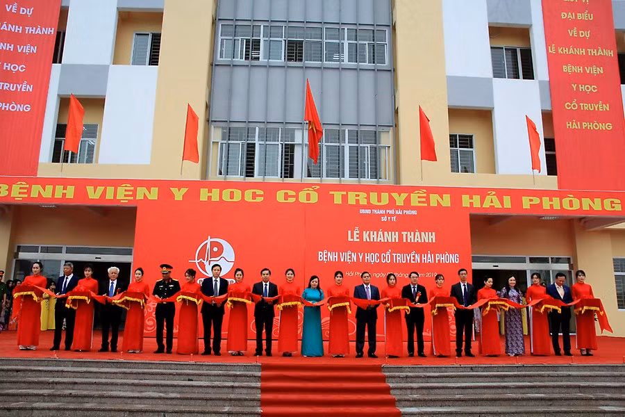 Các đại biểu cắt băng khánh thành Bệnh viện Y học cổ truyền Hải Phòng (Ảnh: Lã Tiến)