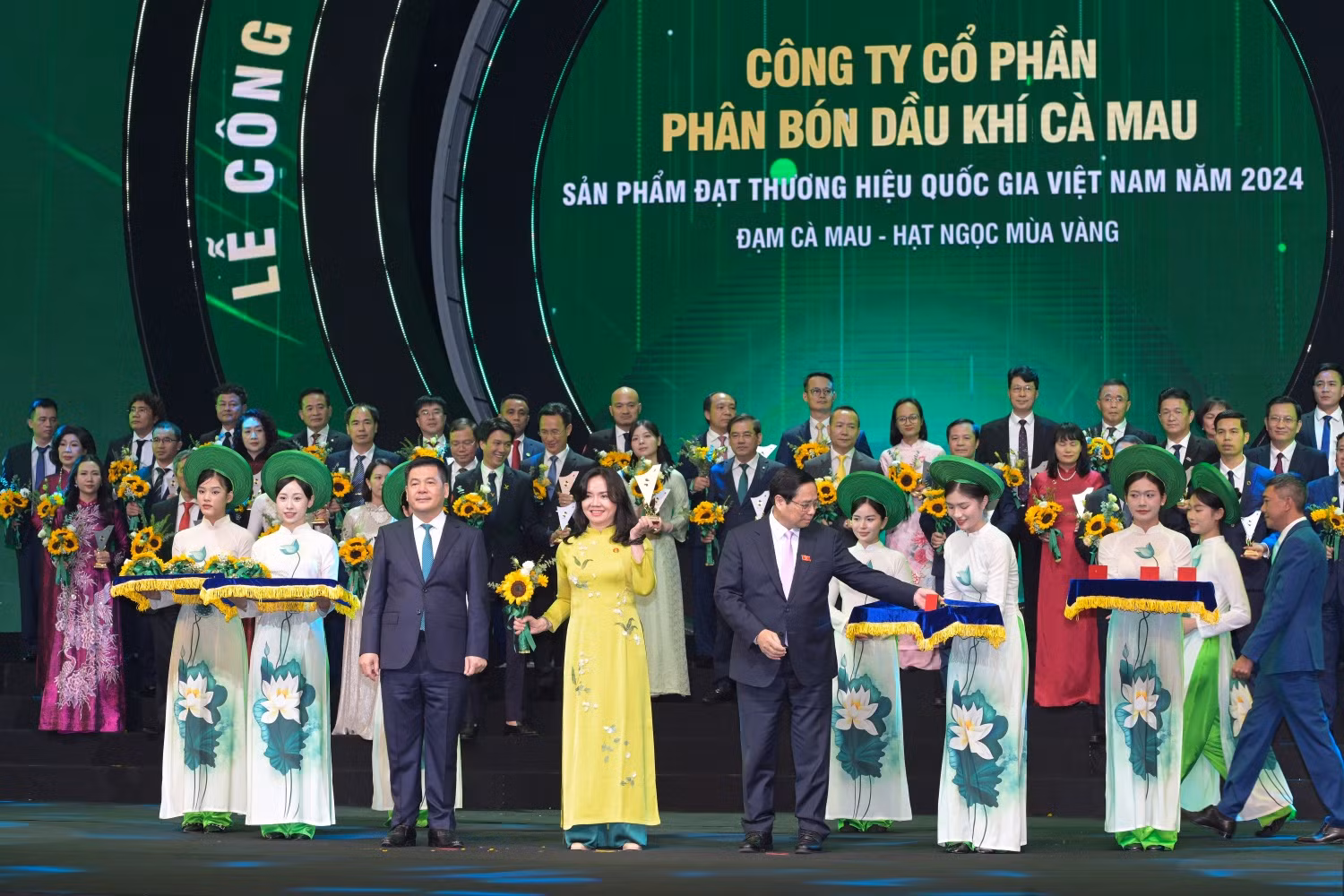 Công ty Cổ phần Phân bón Dầu khí Cà Mau với sản phẩm Đạm Cà Mau - Hạt ngọc mùa vàng được vinh danh Thương hiệu Quốc gia năm 2024.