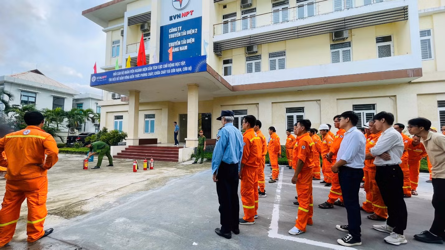 Thực hành công tác phòng cháy chữa cháy.