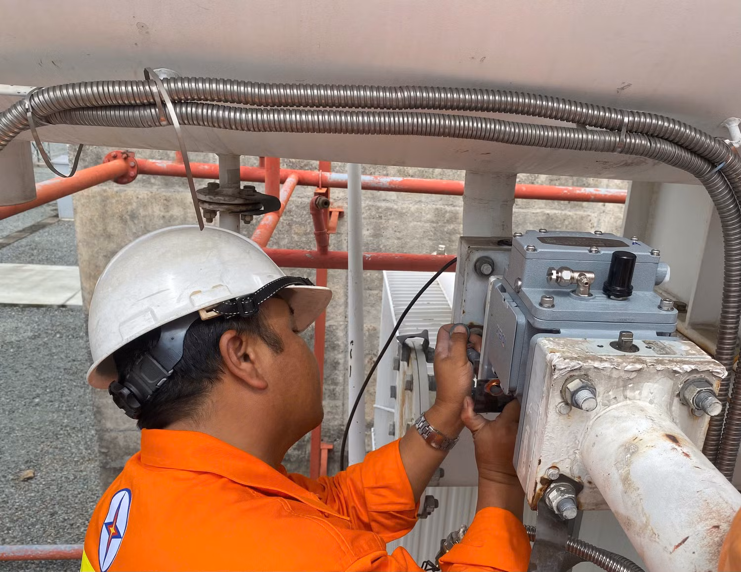 Nhân viên Trung tâm Dịch vụ kỹ thuật 4 thay thế lắp đặt rơle hơi (96) cho MBA AT1 tại trạm 500kV Tân Định.