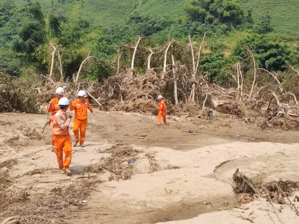 Hình ảnh những người thợ điện lăn xả nối lại từng đường dây, dựng lại từng cột điện, trở nên quen thuộc