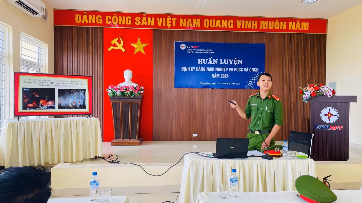 Thiếu tá Hồ Ngọc An – Cán bộ phòng Cảnh sát phòng cháy chữa cháy và cứu nạn cứu hộ Công an tỉnh Quảng Nam hướng dẫn các nội dung tại khóa huấn luyện.